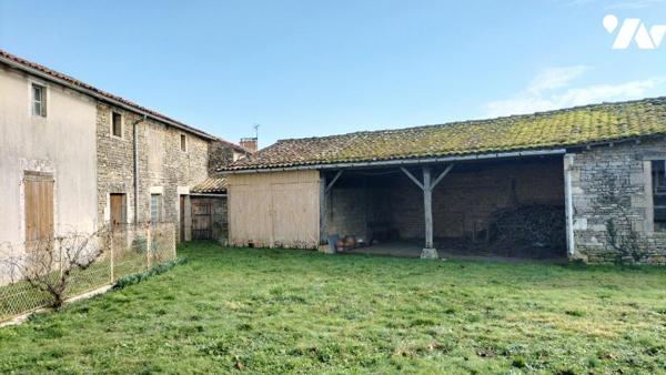 Au calme dans le bourg à 10 min de LEZAY et 5 min de CHAUNAY: Maison ancienne bien exposée à ré...