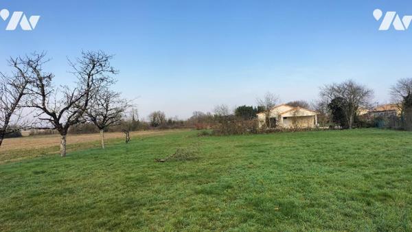 Au calme dans le bourg à 10 min de LEZAY et 5 min de CHAUNAY: Maison ancienne bien exposée à ré...