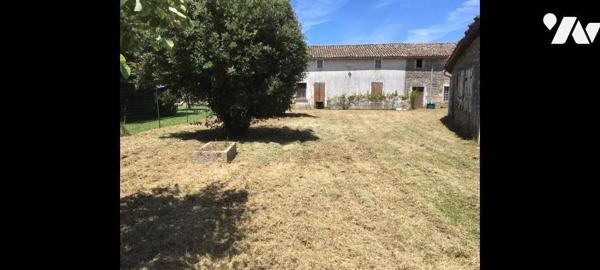 Au calme dans le bourg à 10 min de LEZAY et 5 min de CHAUNAY: Maison ancienne bien exposée à ré...