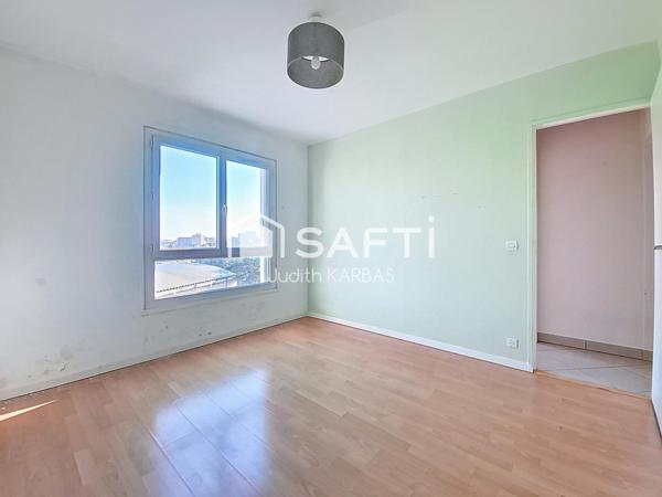 Appartement lumineux de quatre pièces limite Les Lilas