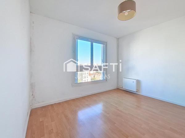 Appartement lumineux de quatre pièces limite Les Lilas