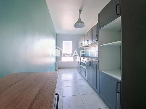 Appartement lumineux de quatre pièces limite Les Lilas