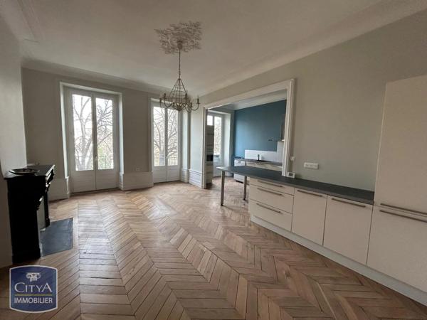 Appartement à louer 3 pièces 125.83m²