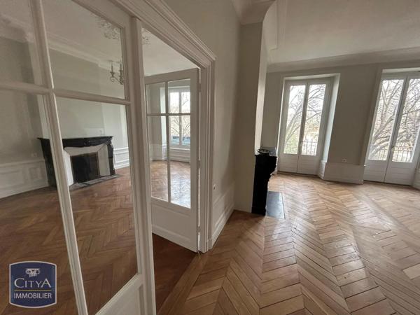 Appartement à louer 3 pièces 125.83m²