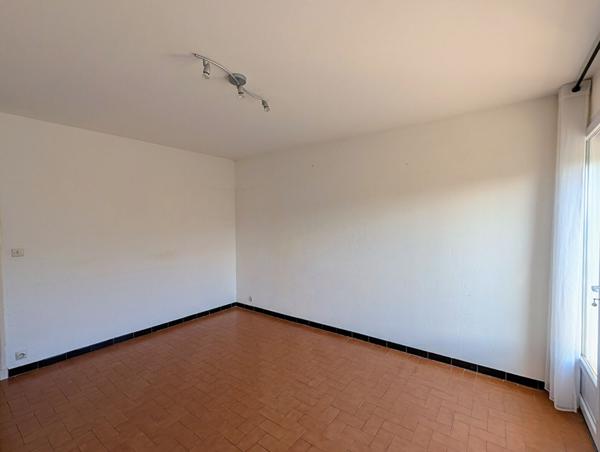 À VENDRE EN EXCLUSIVITÉ DRAGUIGNAN Appartement 3 pièces avec balcons, cave et parking