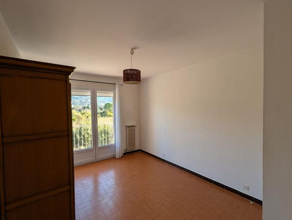 À VENDRE EN EXCLUSIVITÉ DRAGUIGNAN Appartement 3 pièces avec balcons, cave et parking