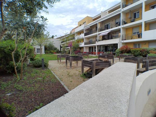Pezenas appartement 2 pièces  loué meublé  avec balcon et parking