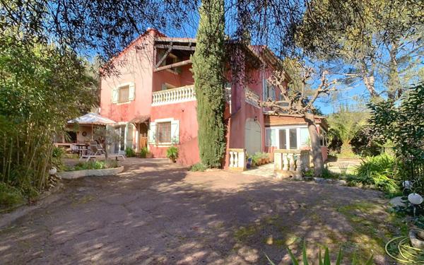 Maison à vendre    8 pièces • 261 m2 Peymeinade