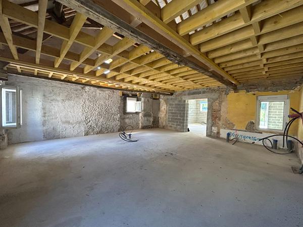 Maison de ville Hors d'eau / Hors d'air à finir d'aménager au coeur de Cérans-Foulletourte !