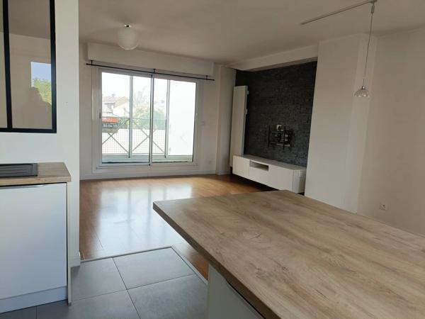 Vente                                                      Appartement
                        
                     3 pièces                      74 m2                     à Saint-Sébastien-sur-Loire