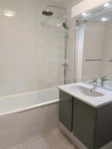 Vente                                                      Appartement
                        
                     3 pièces                      74 m2                     à Saint-Sébastien-sur-Loire
