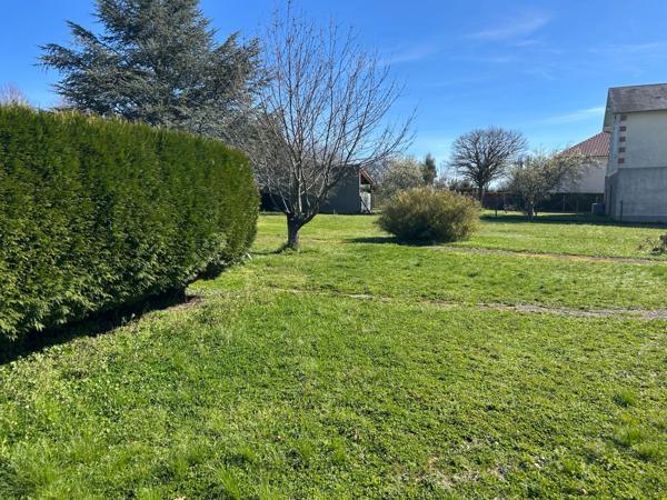 Maison de plain-pied située à Chateauponsac (87290), implantée sur un terrain de 2180m² clos.