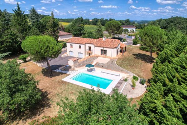 PONT DU CASSE - Maison avec vue de 160 m² semi-enterrée avec sous-sol de 160 m² avec 4 chambres, 1 bureau, double garage, piscine sur un terrain de 5000 m² environ.