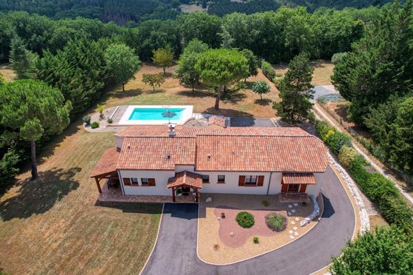 PONT DU CASSE - Maison avec vue de 160 m² semi-enterrée avec sous-sol de 160 m² avec 4 chambres, 1 bureau, double garage, piscine sur un terrain de 5000 m² environ.