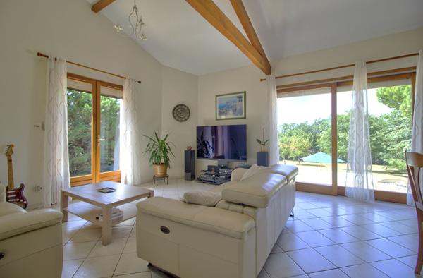 PONT DU CASSE - Maison avec vue de 160 m² semi-enterrée avec sous-sol de 160 m² avec 4 chambres, 1 bureau, double garage, piscine sur un terrain de 5000 m² environ.