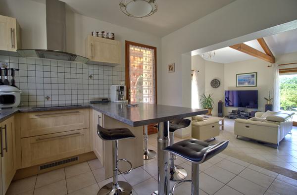 PONT DU CASSE - Maison avec vue de 160 m² semi-enterrée avec sous-sol de 160 m² avec 4 chambres, 1 bureau, double garage, piscine sur un terrain de 5000 m² environ.