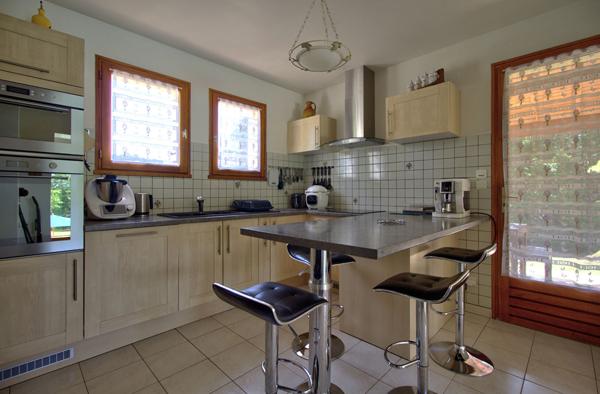 PONT DU CASSE - Maison avec vue de 160 m² semi-enterrée avec sous-sol de 160 m² avec 4 chambres, 1 bureau, double garage, piscine sur un terrain de 5000 m² environ.