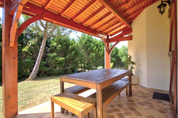 PONT DU CASSE - Maison avec vue de 160 m² semi-enterrée avec sous-sol de 160 m² avec 4 chambres, 1 bureau, double garage, piscine sur un terrain de 5000 m² environ.