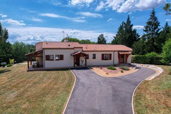 PONT DU CASSE - Maison avec vue de 160 m² semi-enterrée avec sous-sol de 160 m² avec 4 chambres, 1 bureau, double garage, piscine sur un terrain de 5000 m² environ.