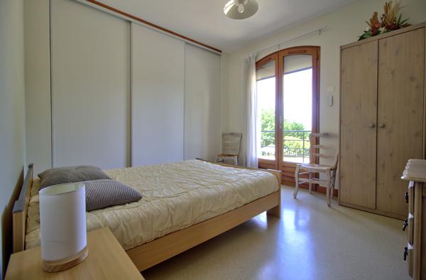 PONT DU CASSE - Maison avec vue de 160 m² semi-enterrée avec sous-sol de 160 m² avec 4 chambres, 1 bureau, double garage, piscine sur un terrain de 5000 m² environ.