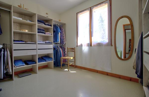 PONT DU CASSE - Maison avec vue de 160 m² semi-enterrée avec sous-sol de 160 m² avec 4 chambres, 1 bureau, double garage, piscine sur un terrain de 5000 m² environ.