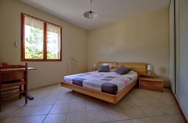 PONT DU CASSE - Maison avec vue de 160 m² semi-enterrée avec sous-sol de 160 m² avec 4 chambres, 1 bureau, double garage, piscine sur un terrain de 5000 m² environ.