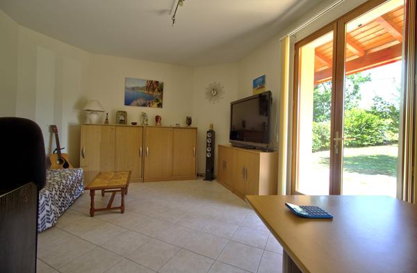 PONT DU CASSE - Maison avec vue de 160 m² semi-enterrée avec sous-sol de 160 m² avec 4 chambres, 1 bureau, double garage, piscine sur un terrain de 5000 m² environ.