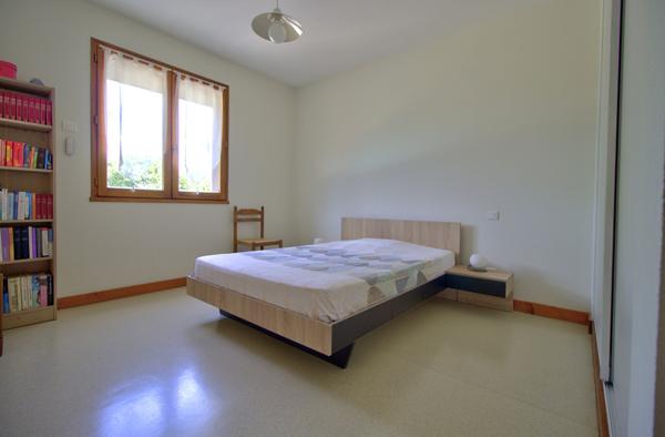 PONT DU CASSE - Maison avec vue de 160 m² semi-enterrée avec sous-sol de 160 m² avec 4 chambres, 1 bureau, double garage, piscine sur un terrain de 5000 m² environ.