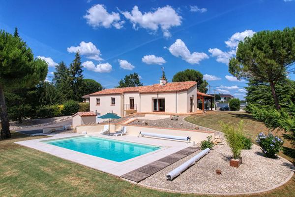 PONT DU CASSE - Maison avec vue de 160 m² semi-enterrée avec sous-sol de 160 m² avec 4 chambres, 1 bureau, double garage, piscine sur un terrain de 5000 m² environ.