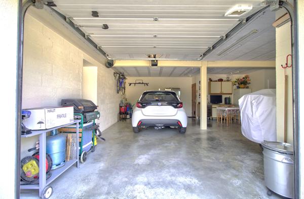 PONT DU CASSE - Maison avec vue de 160 m² semi-enterrée avec sous-sol de 160 m² avec 4 chambres, 1 bureau, double garage, piscine sur un terrain de 5000 m² environ.