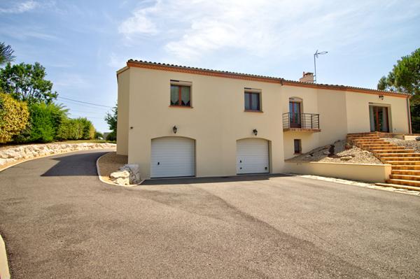 PONT DU CASSE - Maison avec vue de 160 m² semi-enterrée avec sous-sol de 160 m² avec 4 chambres, 1 bureau, double garage, piscine sur un terrain de 5000 m² environ.