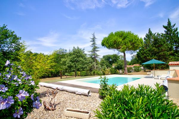 PONT DU CASSE - Maison avec vue de 160 m² semi-enterrée avec sous-sol de 160 m² avec 4 chambres, 1 bureau, double garage, piscine sur un terrain de 5000 m² environ.