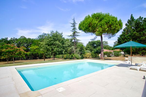PONT DU CASSE - Maison avec vue de 160 m² semi-enterrée avec sous-sol de 160 m² avec 4 chambres, 1 bureau, double garage, piscine sur un terrain de 5000 m² environ.