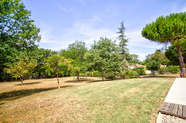 PONT DU CASSE - Maison avec vue de 160 m² semi-enterrée avec sous-sol de 160 m² avec 4 chambres, 1 bureau, double garage, piscine sur un terrain de 5000 m² environ.