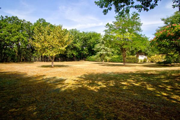 PONT DU CASSE - Maison avec vue de 160 m² semi-enterrée avec sous-sol de 160 m² avec 4 chambres, 1 bureau, double garage, piscine sur un terrain de 5000 m² environ.
