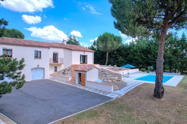 PONT DU CASSE - Maison avec vue de 160 m² semi-enterrée avec sous-sol de 160 m² avec 4 chambres, 1 bureau, double garage, piscine sur un terrain de 5000 m² environ.
