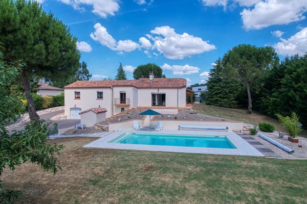 PONT DU CASSE - Maison avec vue de 160 m² semi-enterrée avec sous-sol de 160 m² avec 4 chambres, 1 bureau, double garage, piscine sur un terrain de 5000 m² environ.