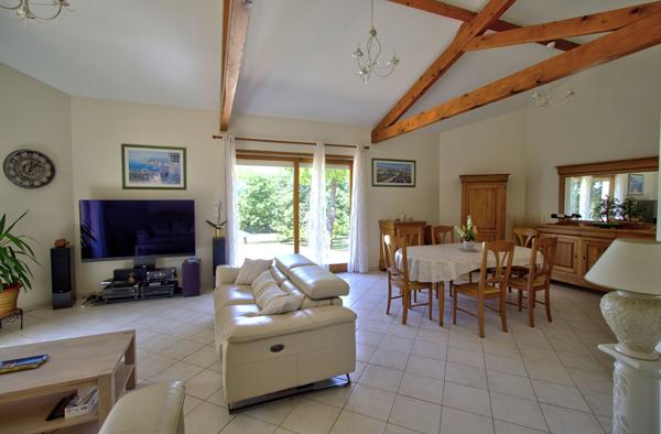 PONT DU CASSE - Maison avec vue de 160 m² semi-enterrée avec sous-sol de 160 m² avec 4 chambres, 1 bureau, double garage, piscine sur un terrain de 5000 m² environ.