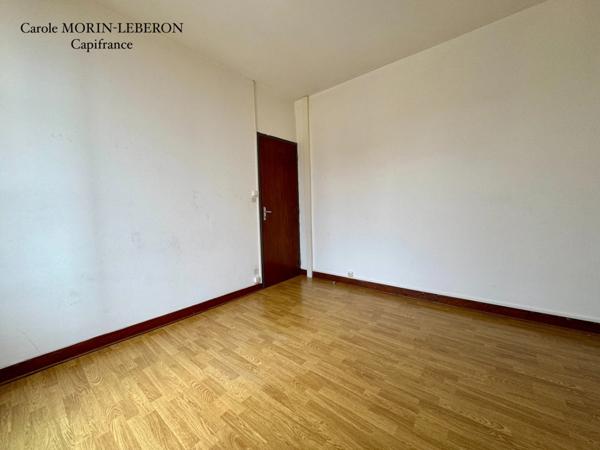 Immeuble en pierres, deux appartements de type 3, deux garages