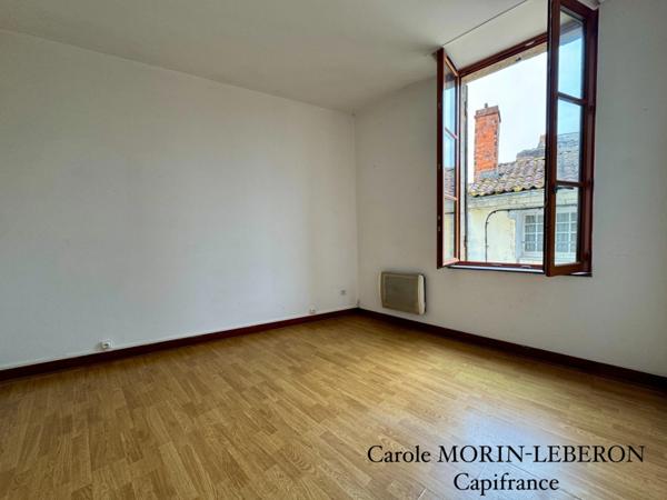 Immeuble en pierres, deux appartements de type 3, deux garages