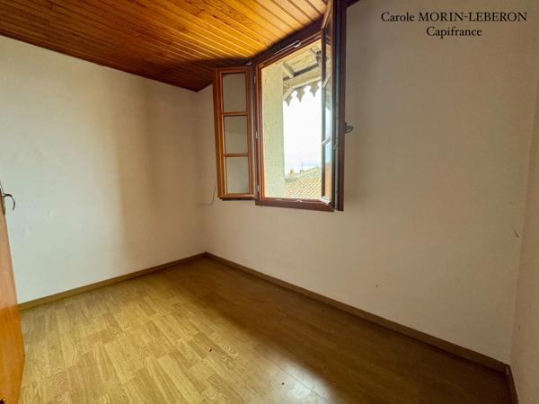 Immeuble en pierres, deux appartements de type 3, deux garages