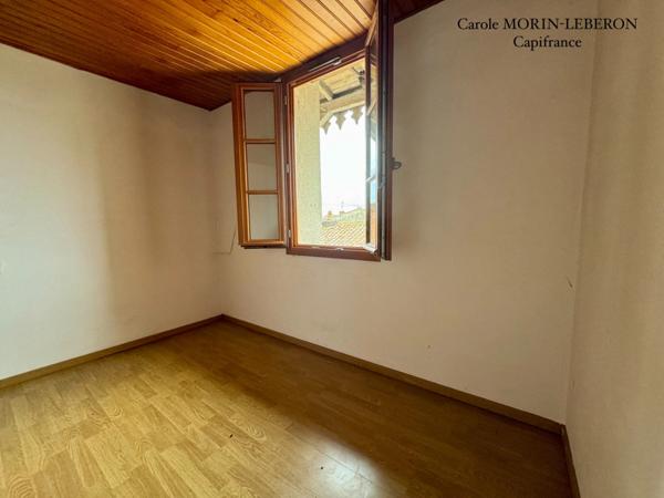 Immeuble en pierres, deux appartements de type 3, deux garages