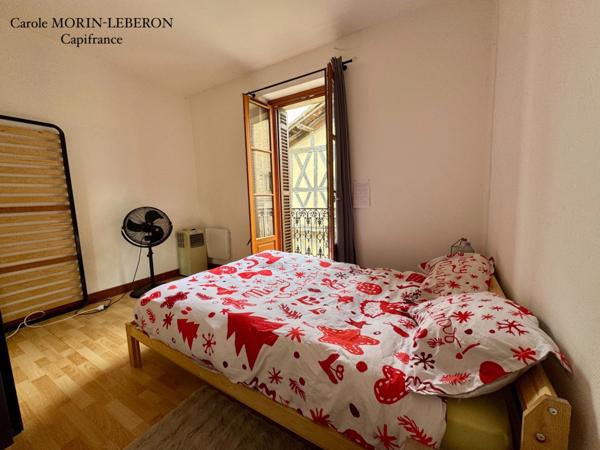 Immeuble en pierres, deux appartements de type 3, deux garages