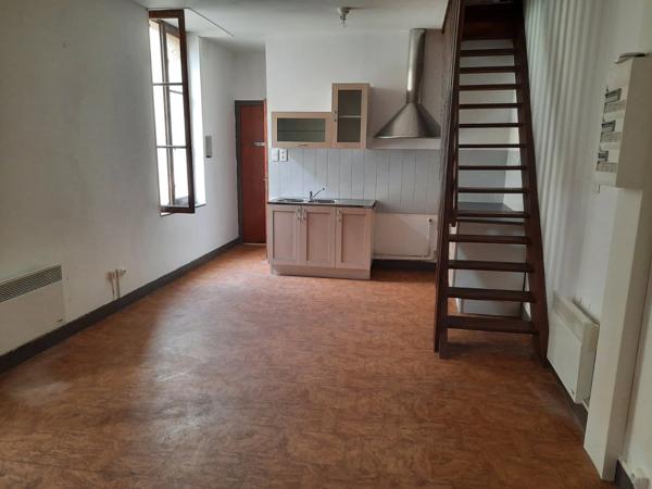 Immeuble en pierres, deux appartements de type 3, deux garages