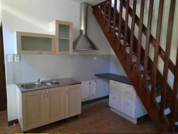 Immeuble en pierres, deux appartements de type 3, deux garages