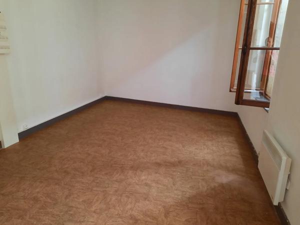 Immeuble en pierres, deux appartements de type 3, deux garages