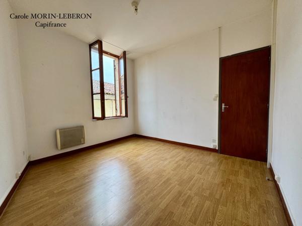 Immeuble en pierres, deux appartements de type 3, deux garages