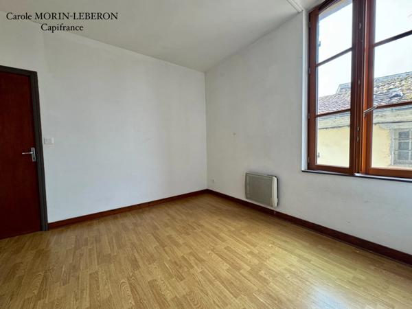 Immeuble en pierres, deux appartements de type 3, deux garages