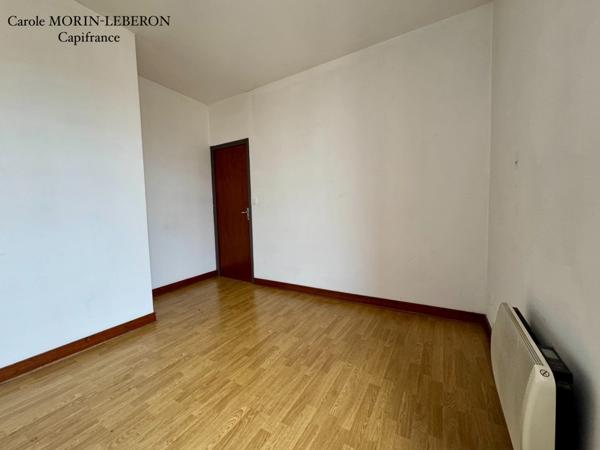 Immeuble en pierres, deux appartements de type 3, deux garages