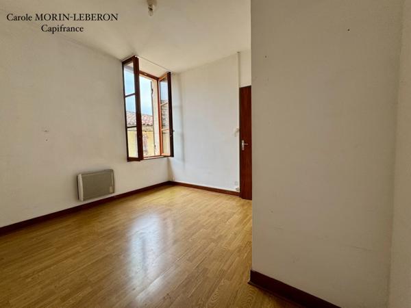 Immeuble en pierres, deux appartements de type 3, deux garages